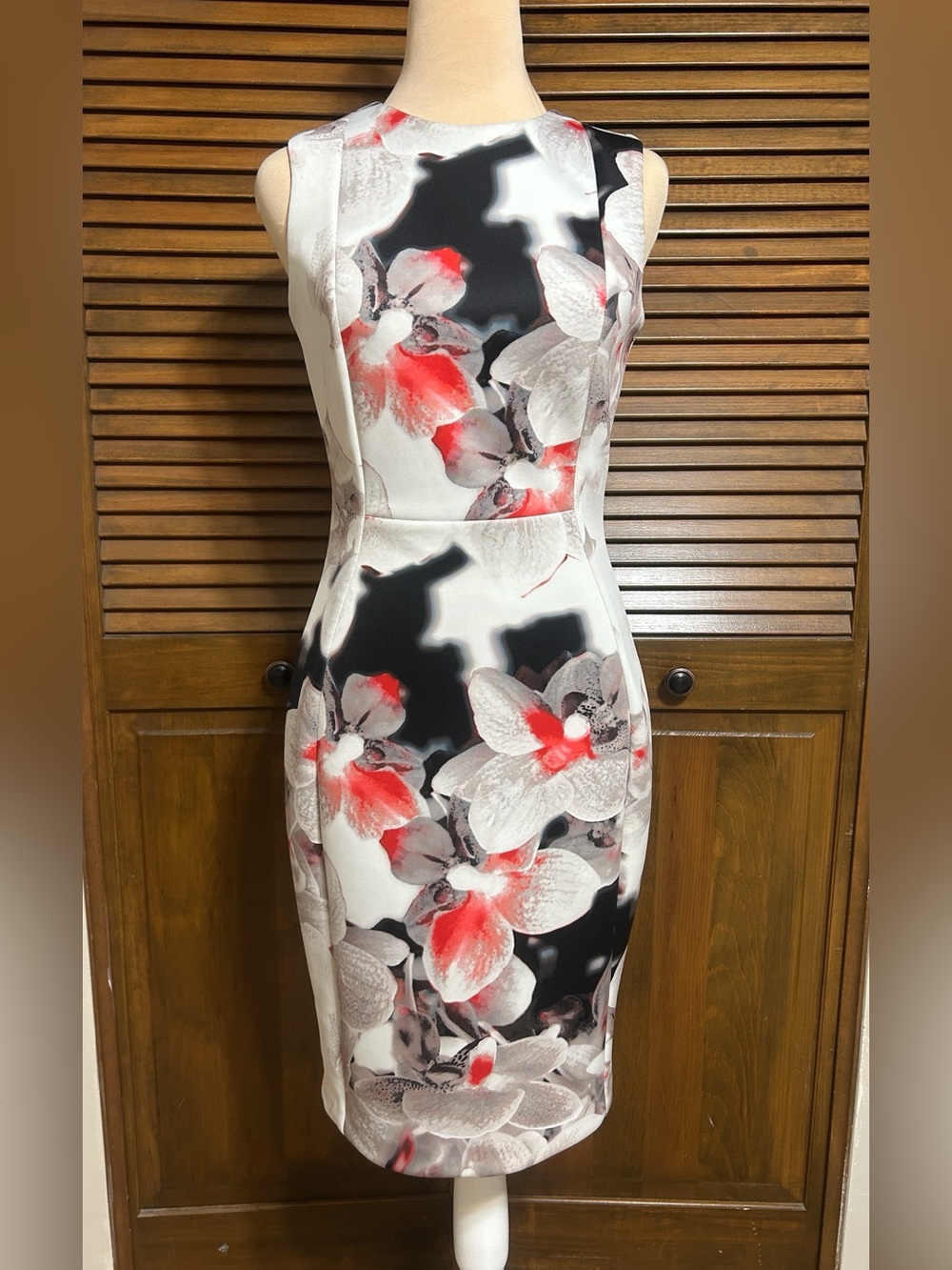 Calvin Klein White Sheath Dress with Black, Gray & Red Floral Accents Size XS-S